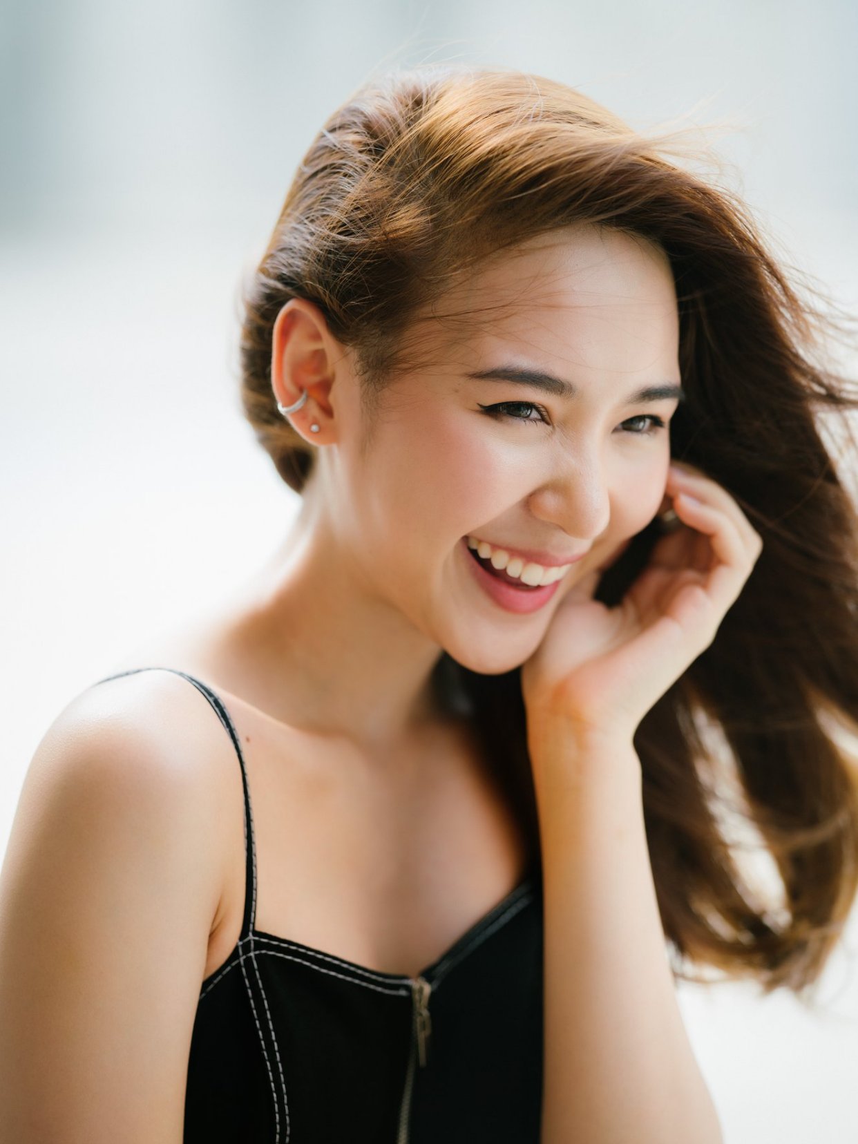 户外美女随拍,我喜欢她飘逸的秀发,你呢?